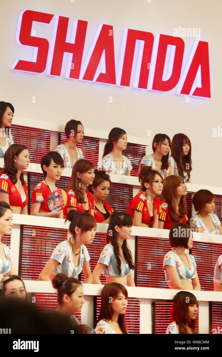 ---- Chinese showgirls sitzen auf dem Stand von Shanda Games, einer Tochtergesellschaft von Shanda Interactive Entertainment beschränkt, während bei der 8. China Digi Stockfoto