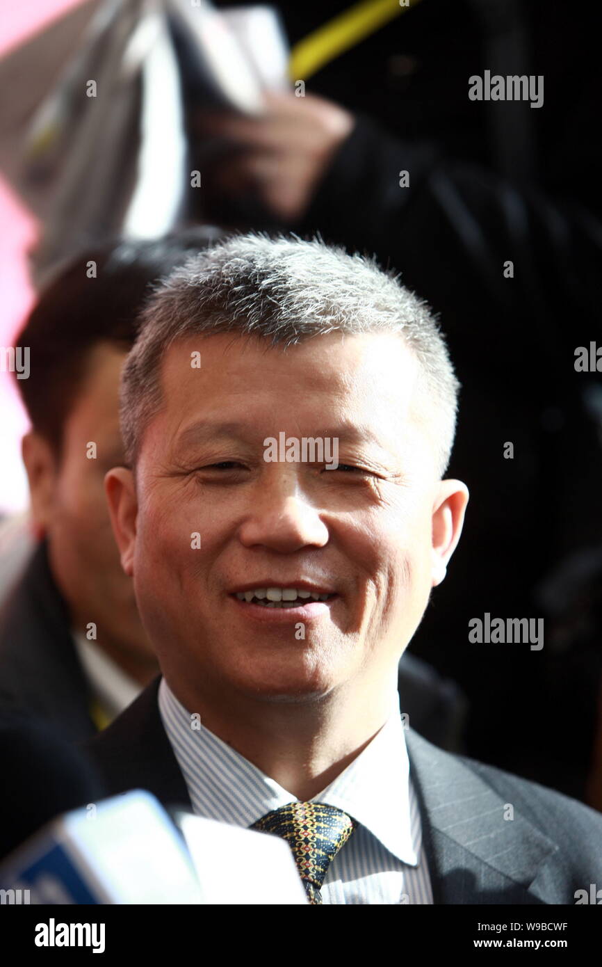 Li Derun, Executive Vice President von Shanghai Airport Authority, ist während einer Zeremonie zur Eröffnung des Terminal 2 von Hongqiao Internat gesehen Stockfoto