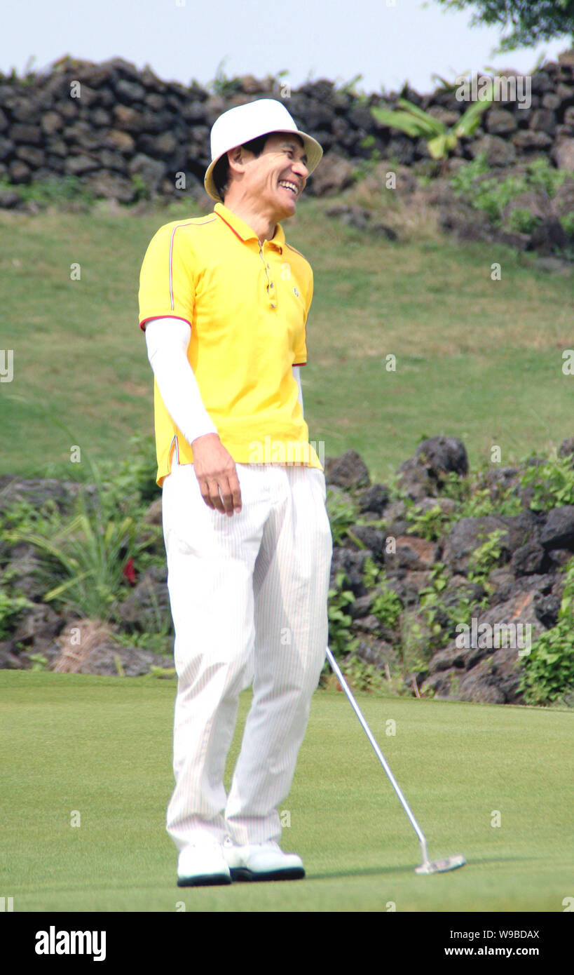 Koreanische Schauspieler Sung-kee Ahn ist während des zweiten Tages der Mission Hills Star Trophy in der Mission Hill Golf Course in Stadt Haikou gesehen, Süden C Stockfoto