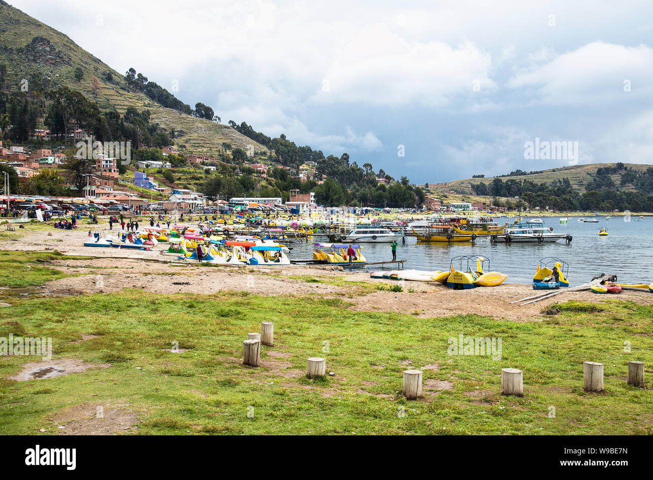 Copacabana, Bolivia-Jan 4, 2019: Touristen Boote im Hafen des kleinen touristischen Stadt von Copacabana in einer Bucht des Titicacasees, Bolivien Stockfoto