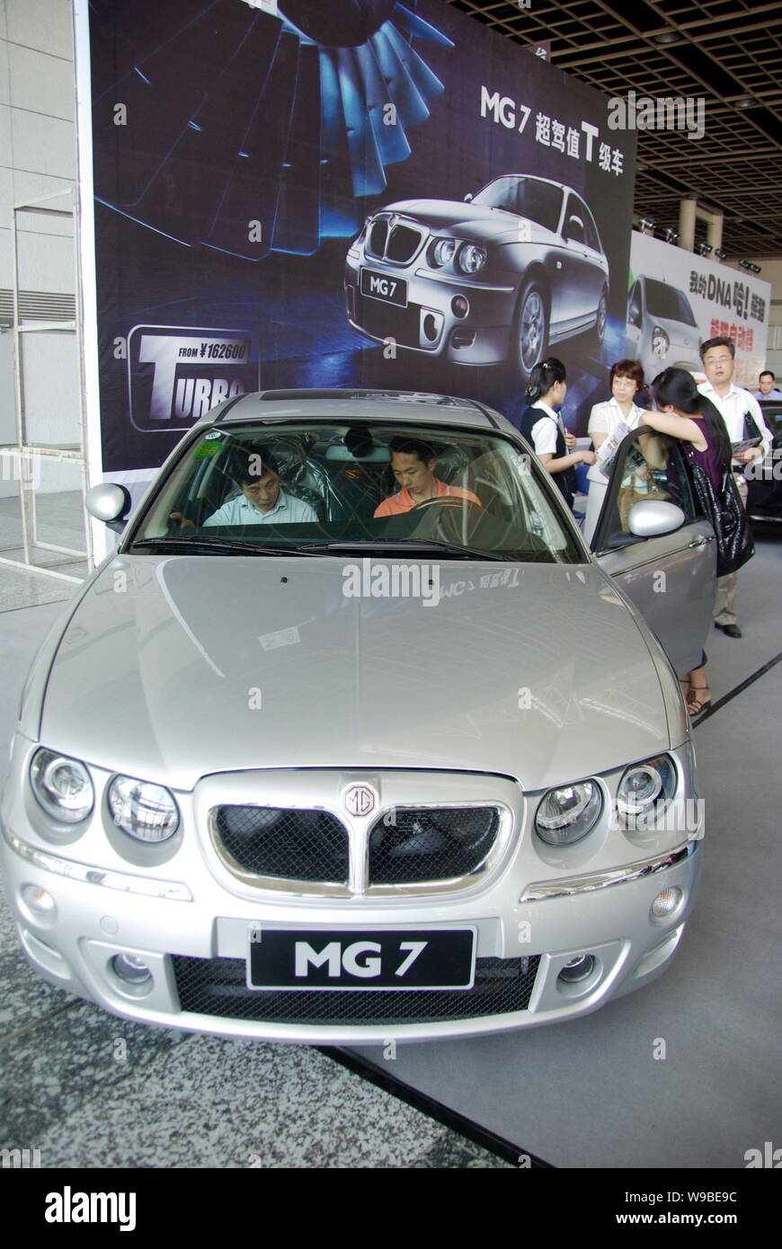 ---- Besucher versuchen ein MG 7 der SAIC (Shanghai Automotive Industry Group (Gruppe)) Motor auf dem Display während ein Auto Show in Nanjing City, East China Jia Stockfoto