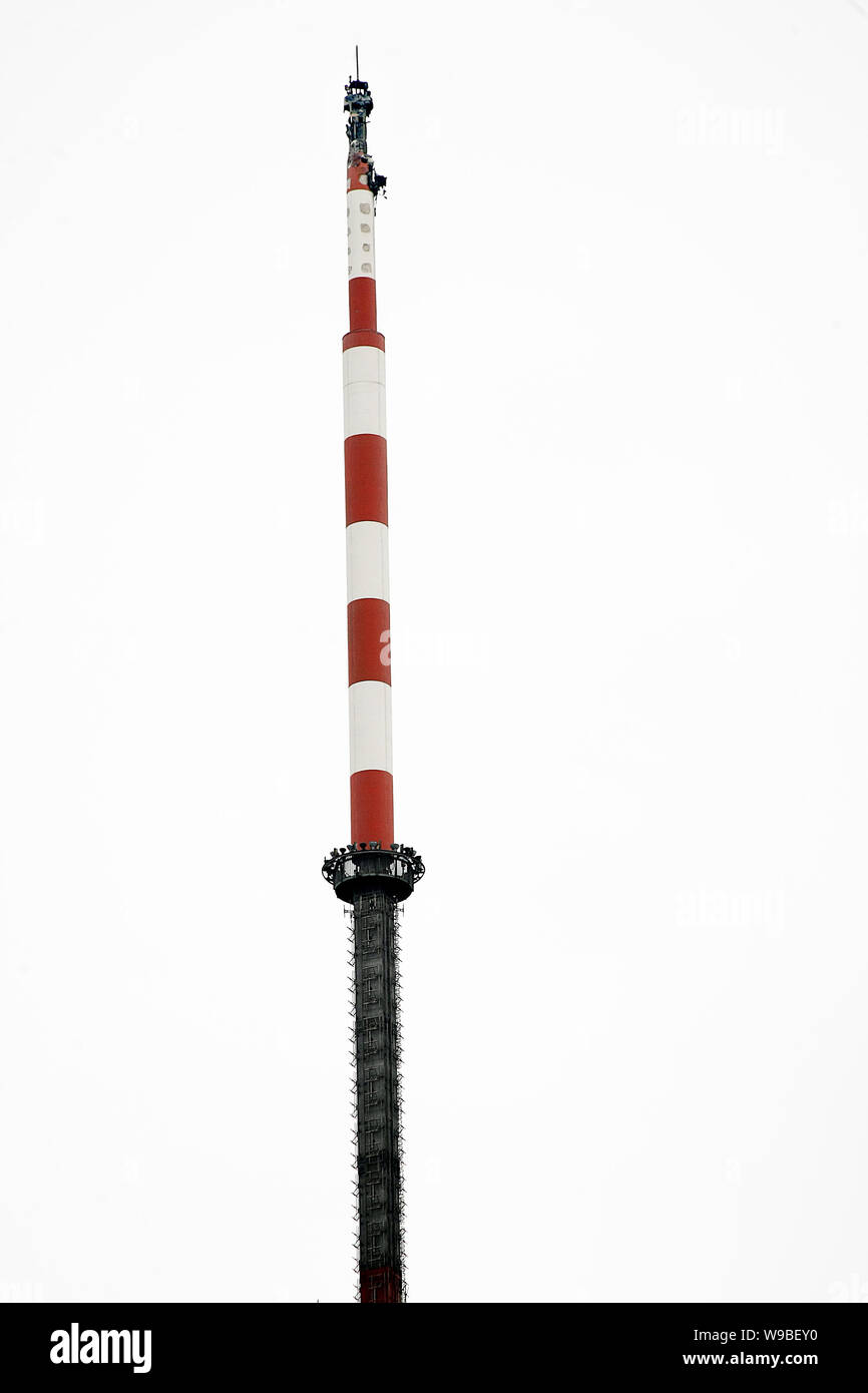 Die Oberseite des Oriental Pearl Tower ist nach dem Brand in Shanghai, China, April 13, 2010 gefangen. Shanghais symbolische Oriental Pearl Tower gefangen Stockfoto