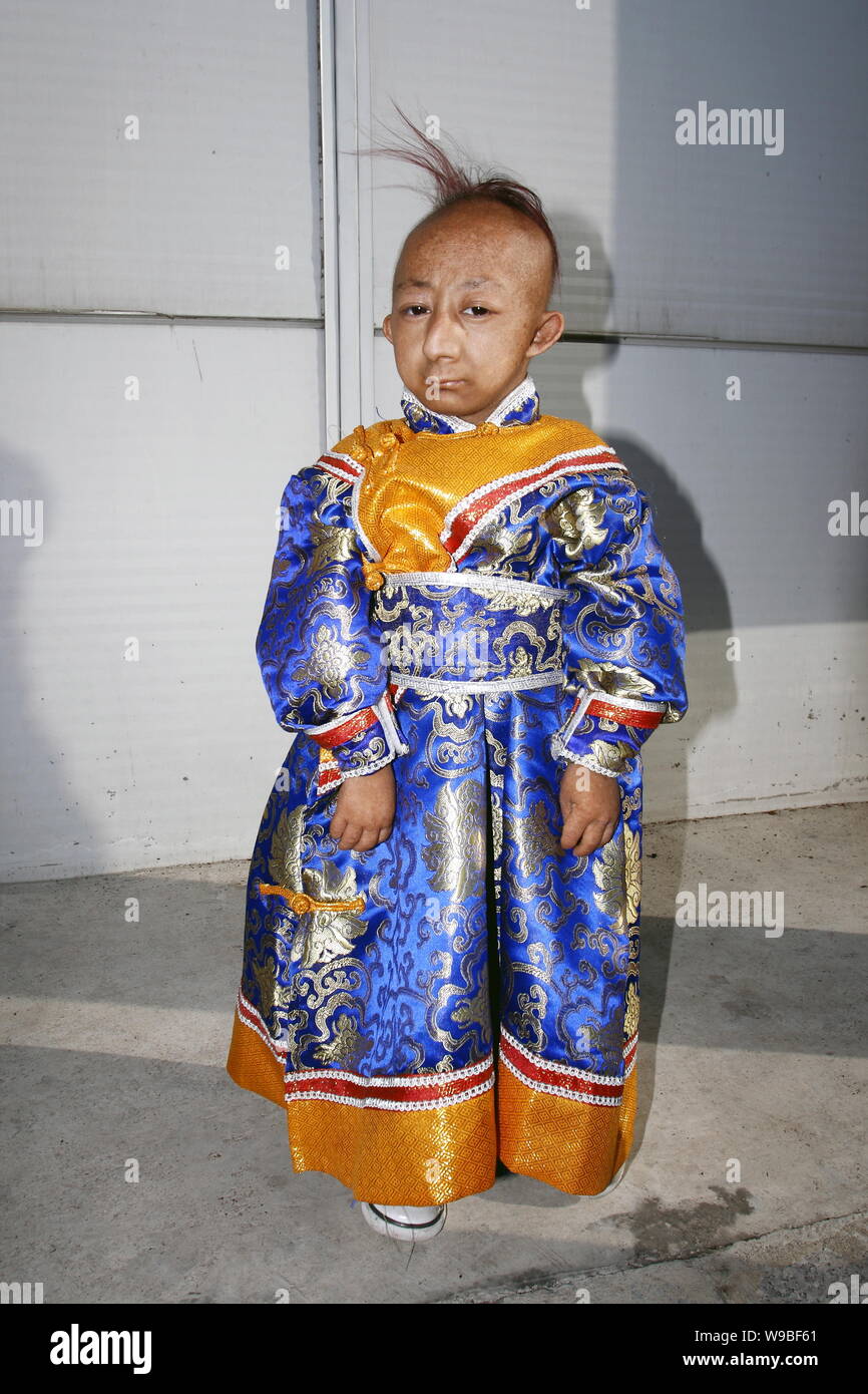 --- Die Welten der kürzeste Mann er Pingping in Jilin Stadt zu sehen ist, im Nordosten Chinas in der Provinz Jilin, 29. August 2009. Die Welten, die Kürzeste Mann, er Pi Stockfoto