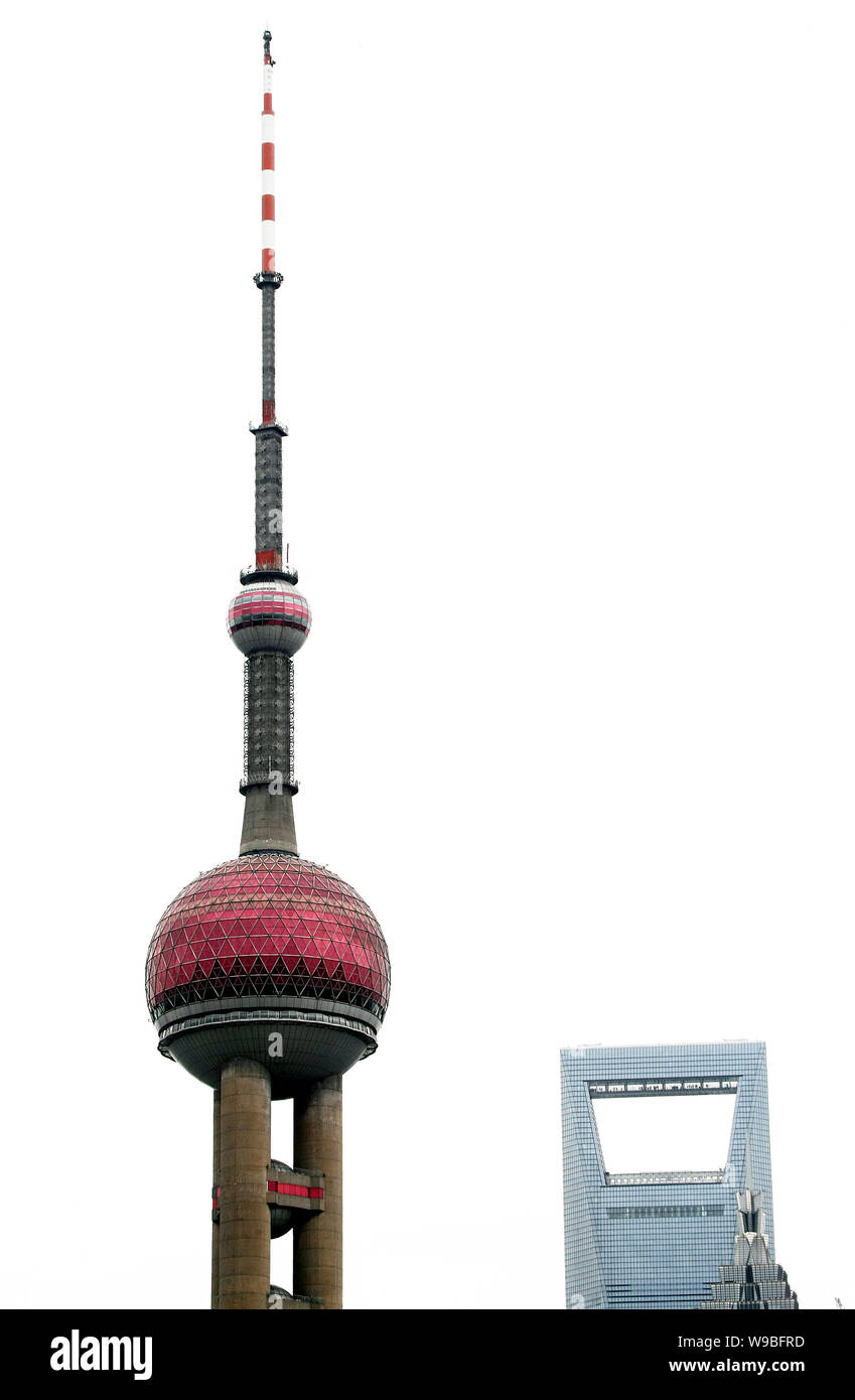 Die Oberseite des Oriental Pearl Tower gesehen wird, nachdem es fing Feuer, wie die Spitzen der Shanghai World finanziellen Zentrum und dem Jinmao Tower in der b Stockfoto