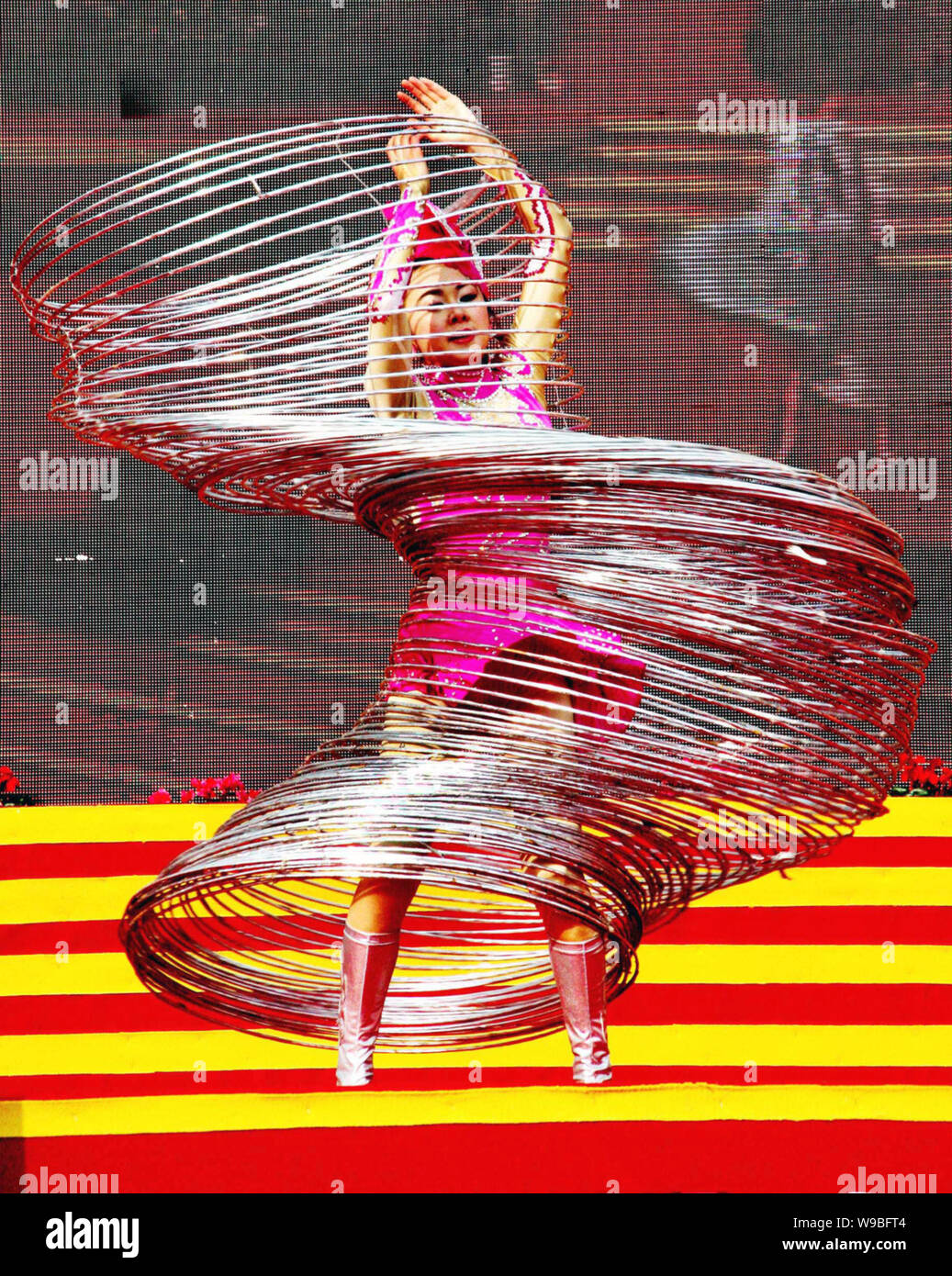Jin Linlin, Hula Hoop Guinness World Records Keeper, Spins Hula Hoops um  ihren Körper während einer Performance im Dexing City, East China Jiangxi  Provinc Stockfotografie - Alamy