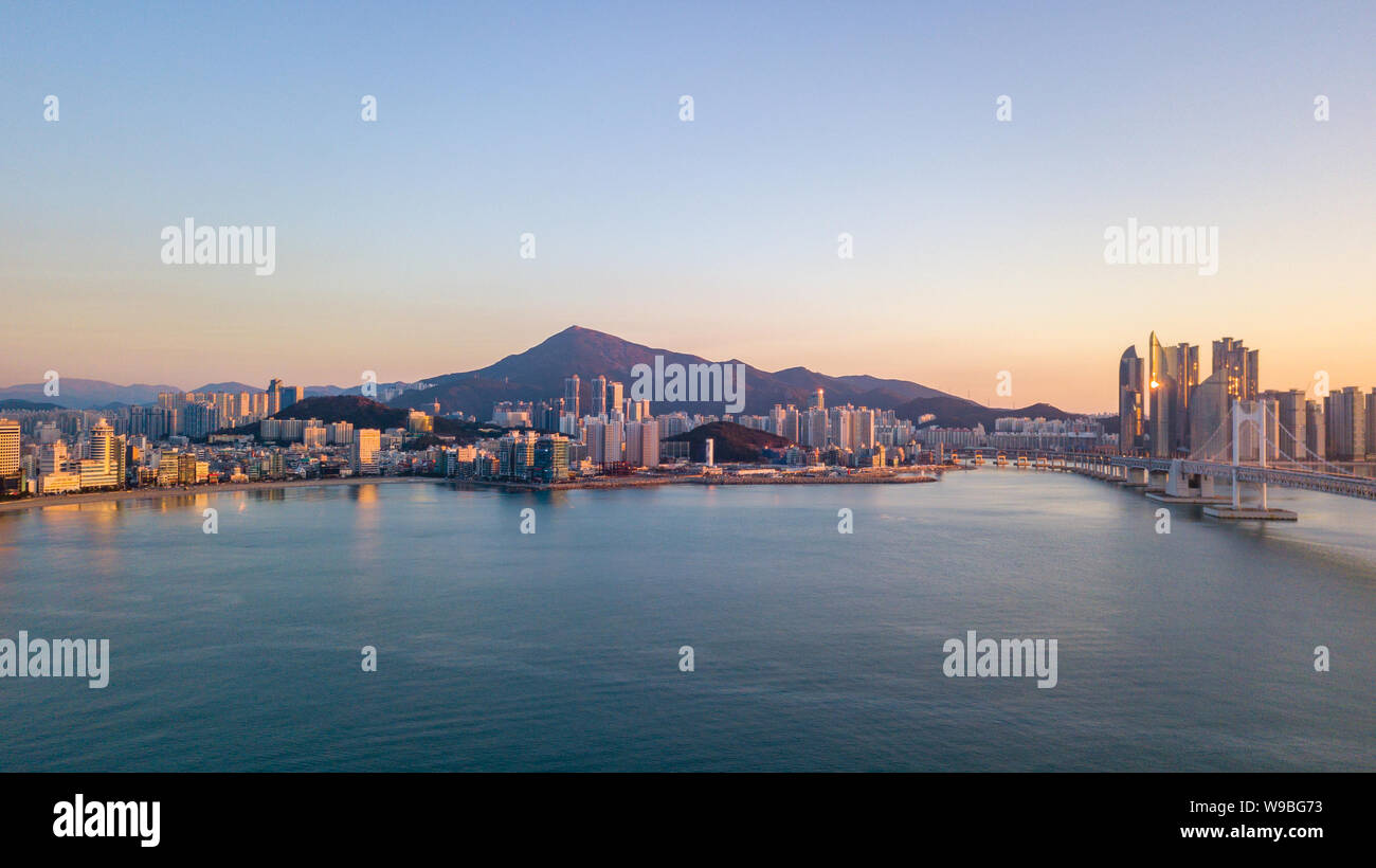 Luftaufnahme von gwangan Brücke in Busan, Südkorea. Stockfoto