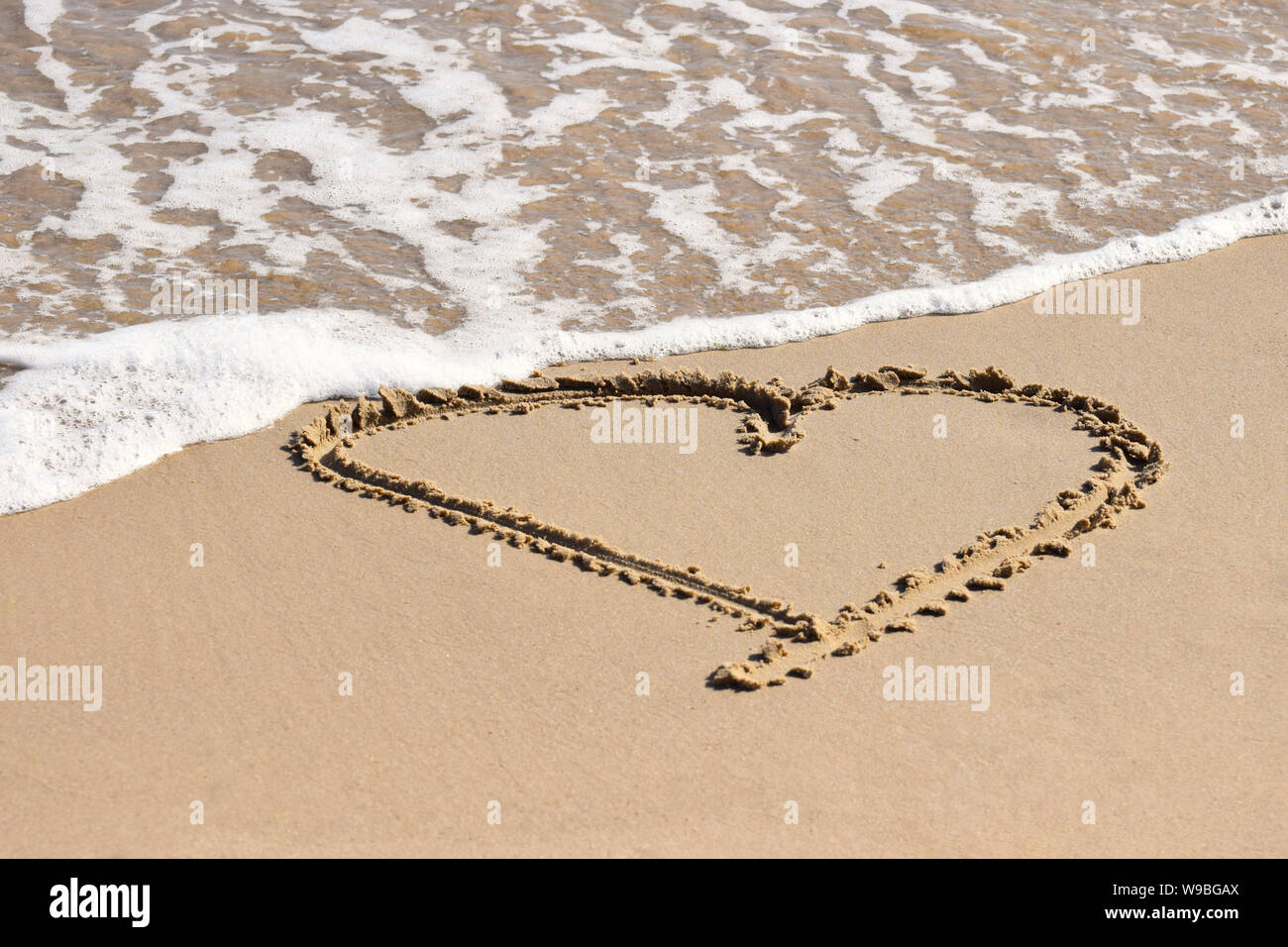 Liebe Herz an einem Strand in den Sand gezeichnet Stockfoto