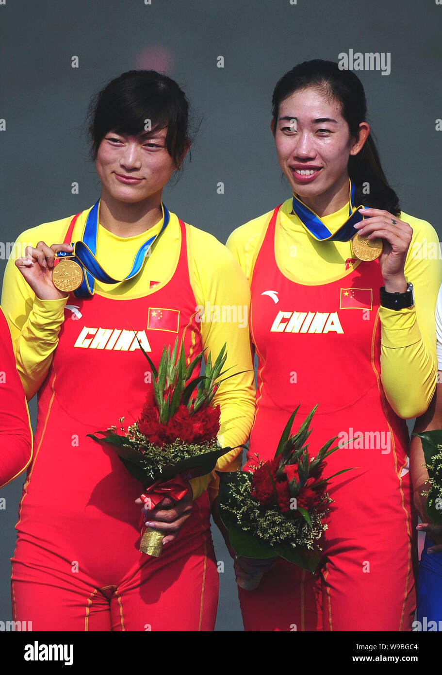 China Tian Liang (links) und Jin Ziwei feiern ihre Goldmedaille auf dem Podium bei der Verleihung der Frauen double sculls Endrunde am 16. Stockfoto