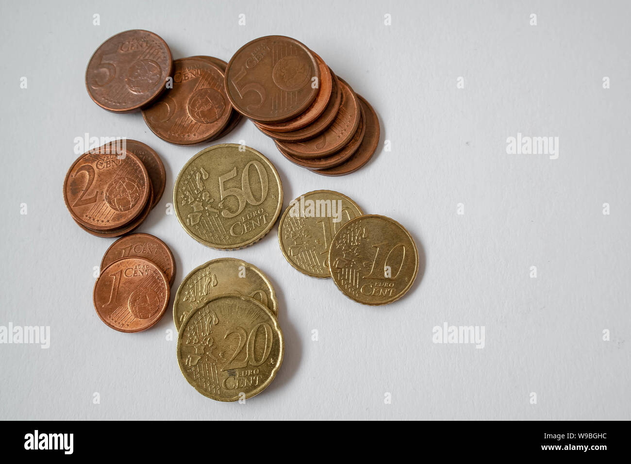 Gold Euro und Cent auf dem weißen Hintergrund gestapelt Stockfoto