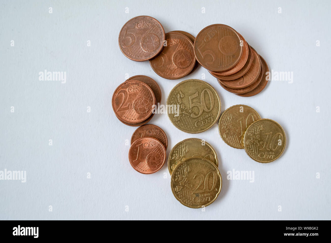 Gold Euro und Cent auf dem weißen Hintergrund gestapelt Stockfoto