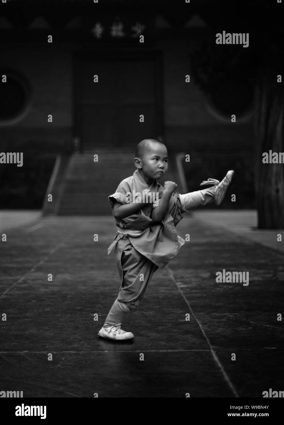 4-jährige Wang Chengyang aus dem Shaolin Kung Fu Training Base practices kungfu im Shaolin Tempel in Dengfeng City, Central China Provinz Henan Stockfoto