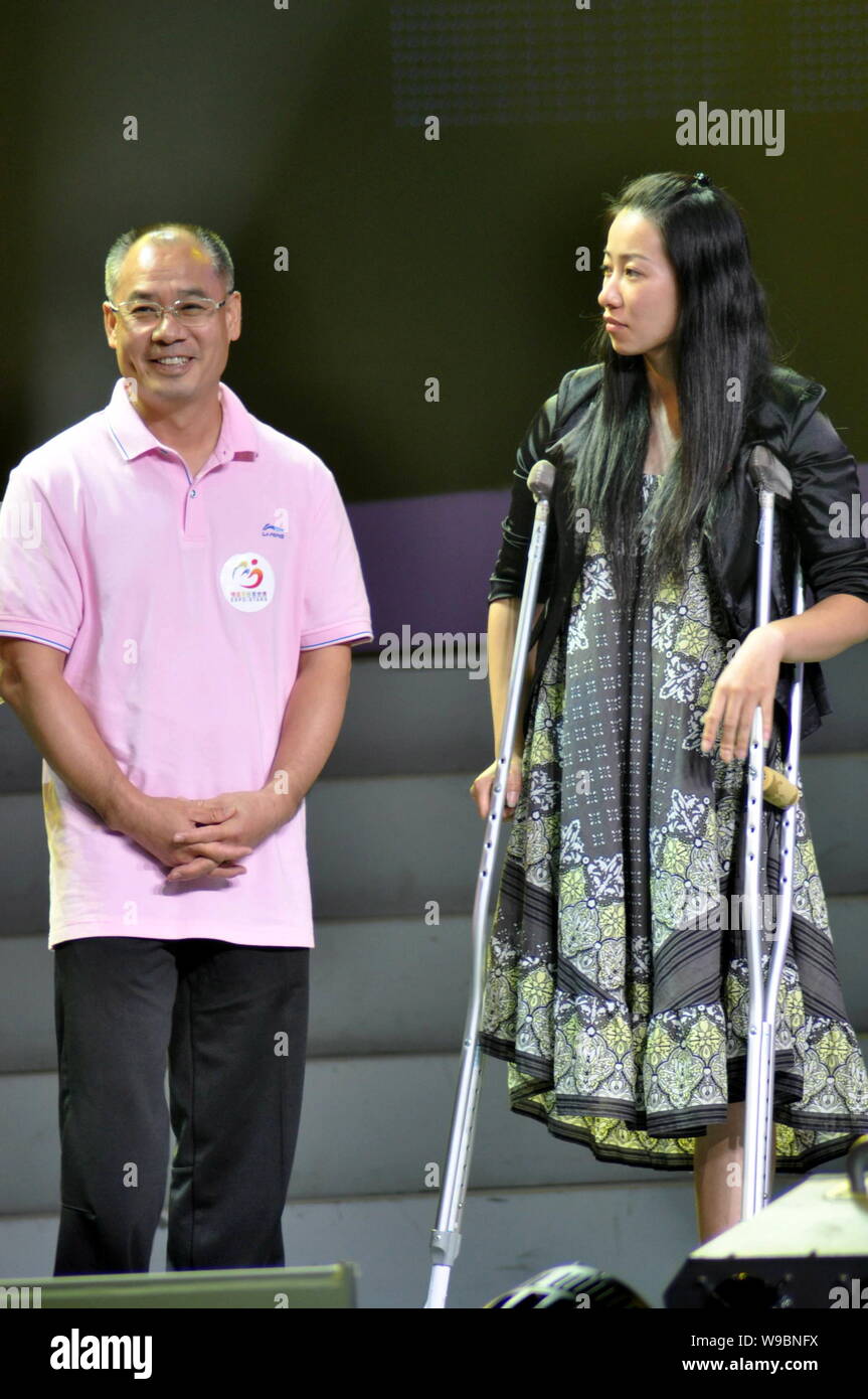 Chinesische Paralympischen Fechter Jin Jing, rechts, und der ehemalige chinesische Turnerin Li Ning, links, Vorstandsvorsitzender und Präsident von Li Ning Company Limited, werden gesehen, durin Stockfoto