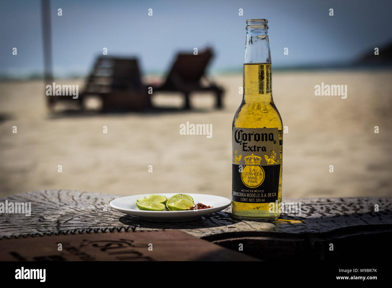 Eine Flasche Corona Bier Auf Einem Weißen Hintergrund Stockfotografie