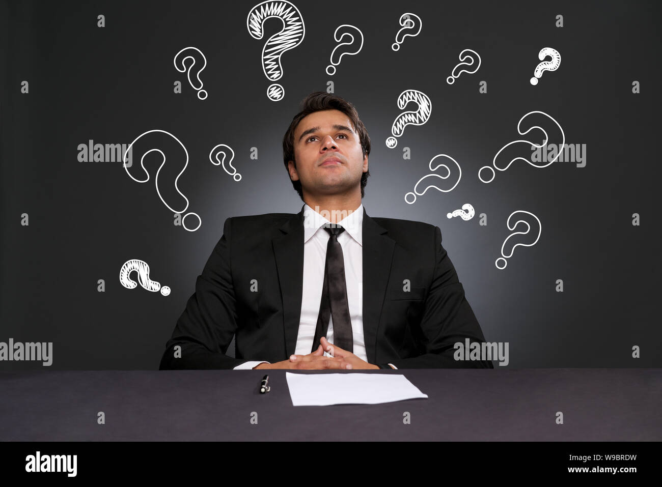 Geschäftsmann mit Fragezeichen Stockfoto