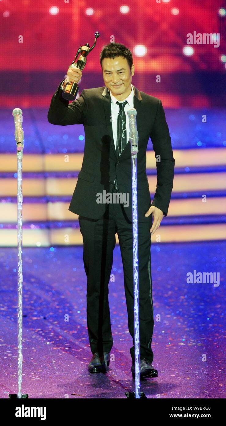 Hong Kong Darsteller Simon Yam hält seine Trophäe n ach er ist der beste Schauspieler bei den Hong Kong Film Awards in Hongkong, China, April 18, 2010 gewonnen. Stockfoto