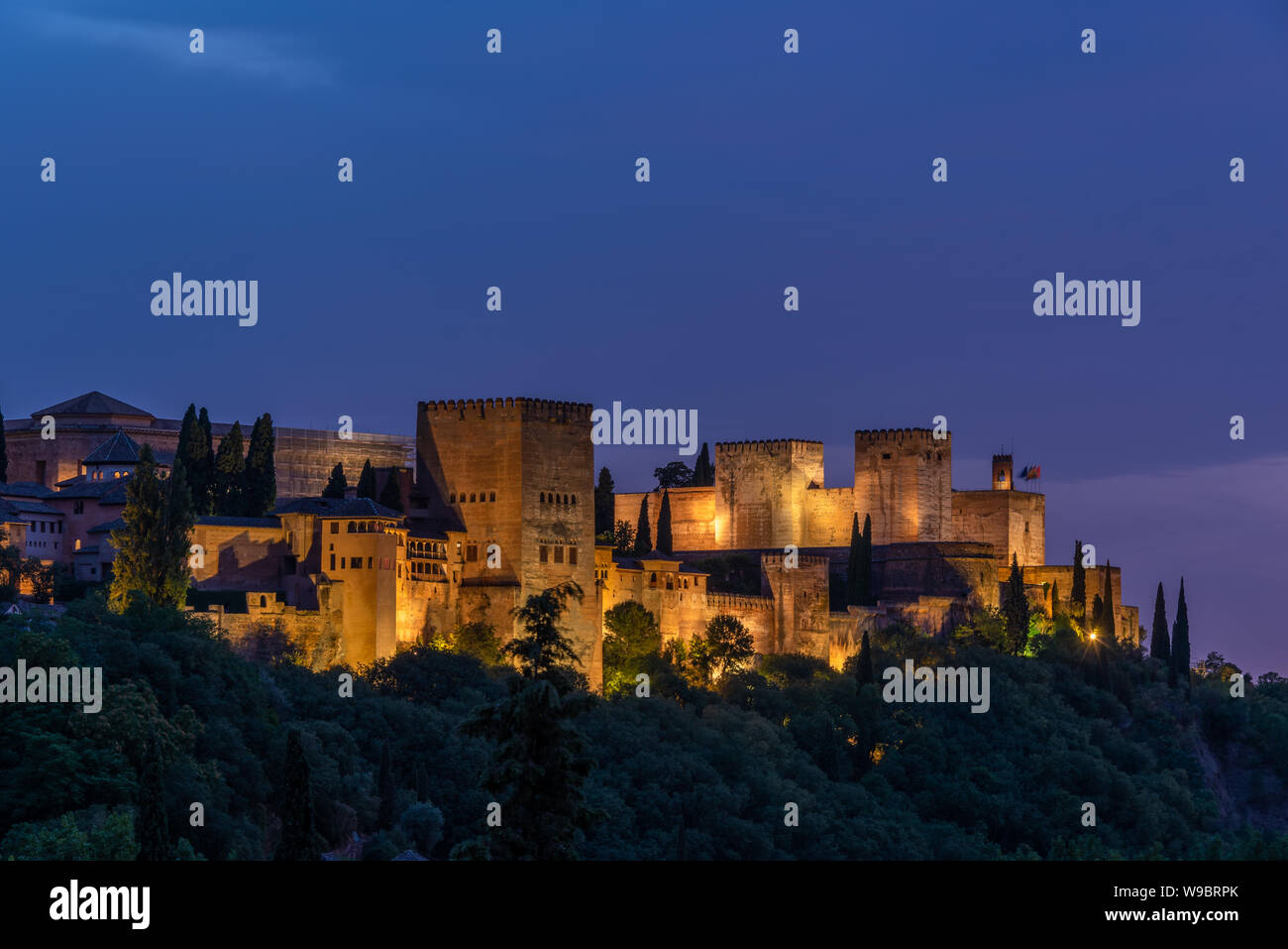 Auf der linken Seite ist der Palast von Carlos V, in der Mitte der Palast aus der Dynastie der Nasriden und auf der rechten Seite ist die Alcazaba. Stockfoto