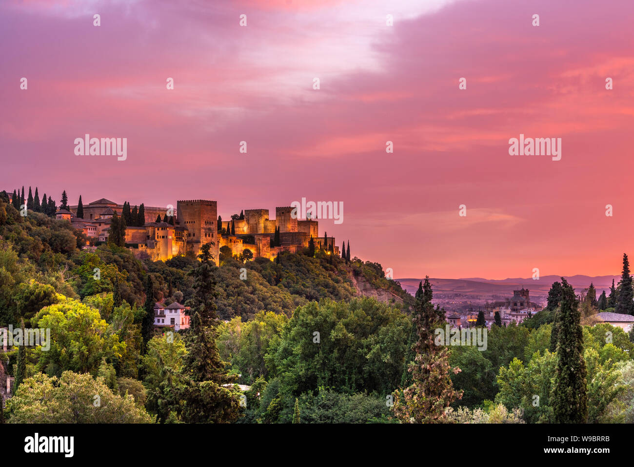 Granada, Spanien, 07/08-19. La Alhambra reflektiert rosa Licht vom Sonnenuntergang, künstliche Beleuchtung Die Beleuchtung der Fassade. Stockfoto