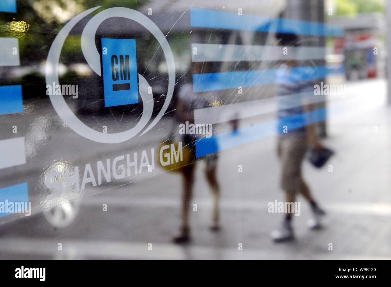 ------ Lokale chinesische Bürger vorbei ein Showroom von Shanghai GM, dem Joint Venture von GM (General Motors) und SAIC (Shanghai Automotive Industry Adr Stockfoto