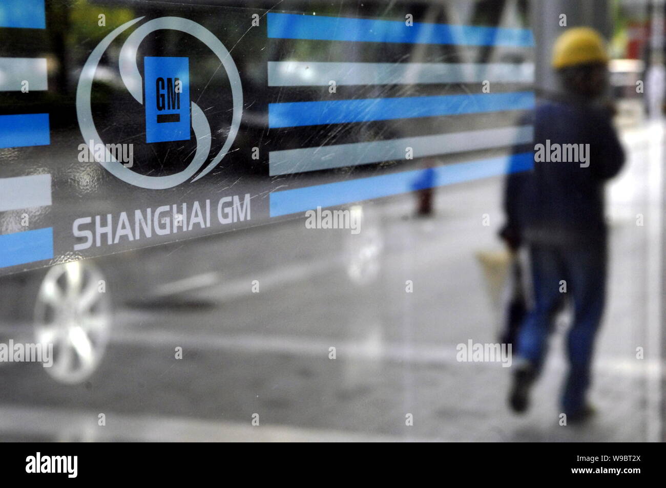 ---- Blick auf den Ausstellungsraum von Shanghai GM, das Joint Venture zwischen GM (General Motors) und SAIC (Shanghai Automotive Industry Corporation (Gruppe)), Stockfoto