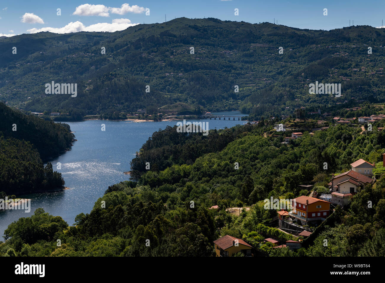 Malerischer Blick auf den See in der Canicada Dam und die umliegenden Berge im Nationalpark Peneda Geres, in Portugal, Europa. Stockfoto