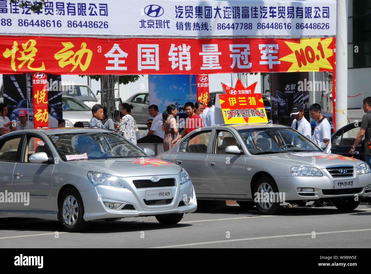 ------ Chinesischer Besucher Blick auf Autos von Beijing Hyundai, das Joint Venture zwischen Hyundai und Beijing Automotive Industry Holding Corp. (BAIC), duri Stockfoto