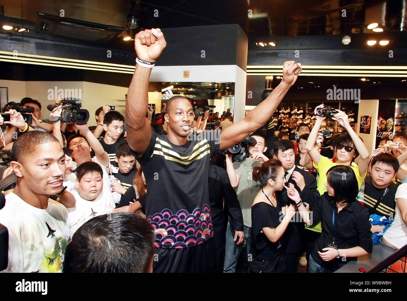 NBA Spieler Dwight Howard von der Orlando Magic, Mitte, grüßt Chinesischen basketball Fans während einer Kampagne in Shanghai, China, Sonntag, den 23. August 2009. Stockfoto