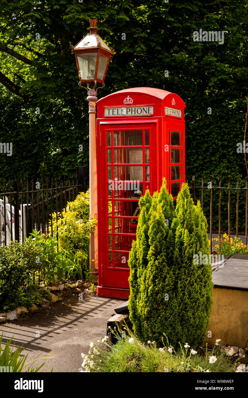 Großbritannien, England, Devon, Staverton Station auf South Devon Railway Station, alte K6 rote Telefonzelle Stockfoto