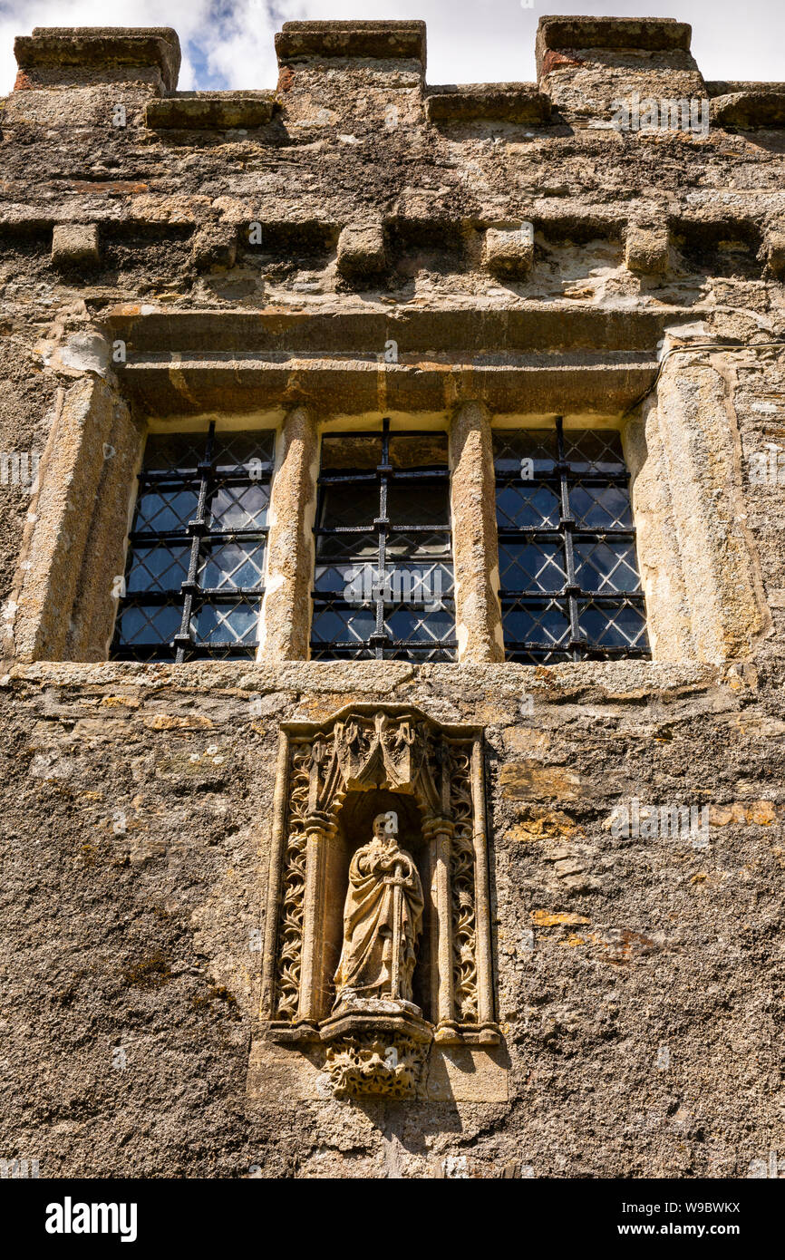 Großbritannien, England, Devon, Staverton, St Paul de Leon's Kirche Saint Statue und Fenster von oben Parvise Süden Veranda Stockfoto