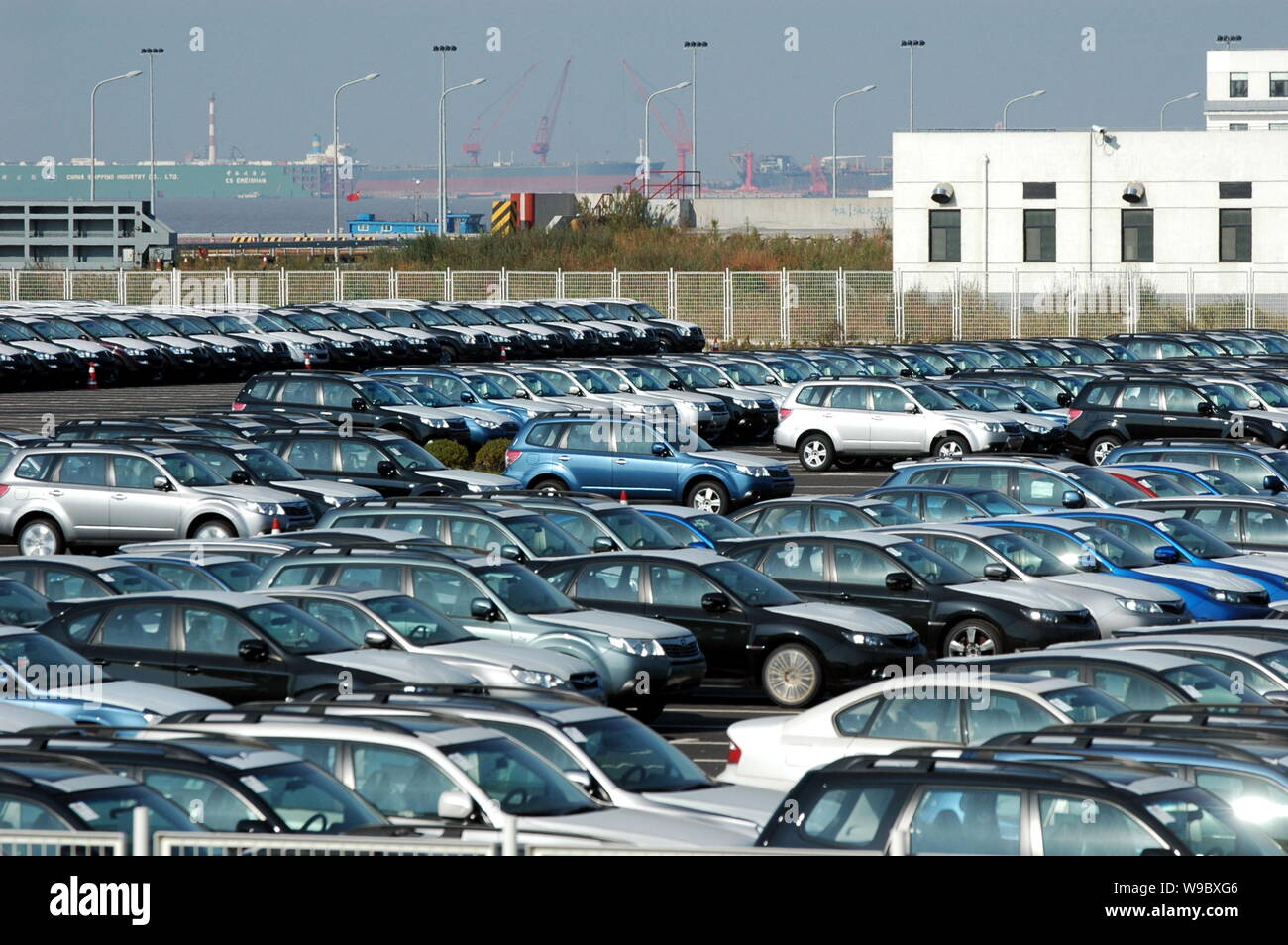 ---- Massen von importierten Autos werden in einen Parkplatz an der Wai Gao Qiao Hafen in Shanghai, China, 18. Oktober 2008. In früheren Jahren boom Zeit, Stockfoto