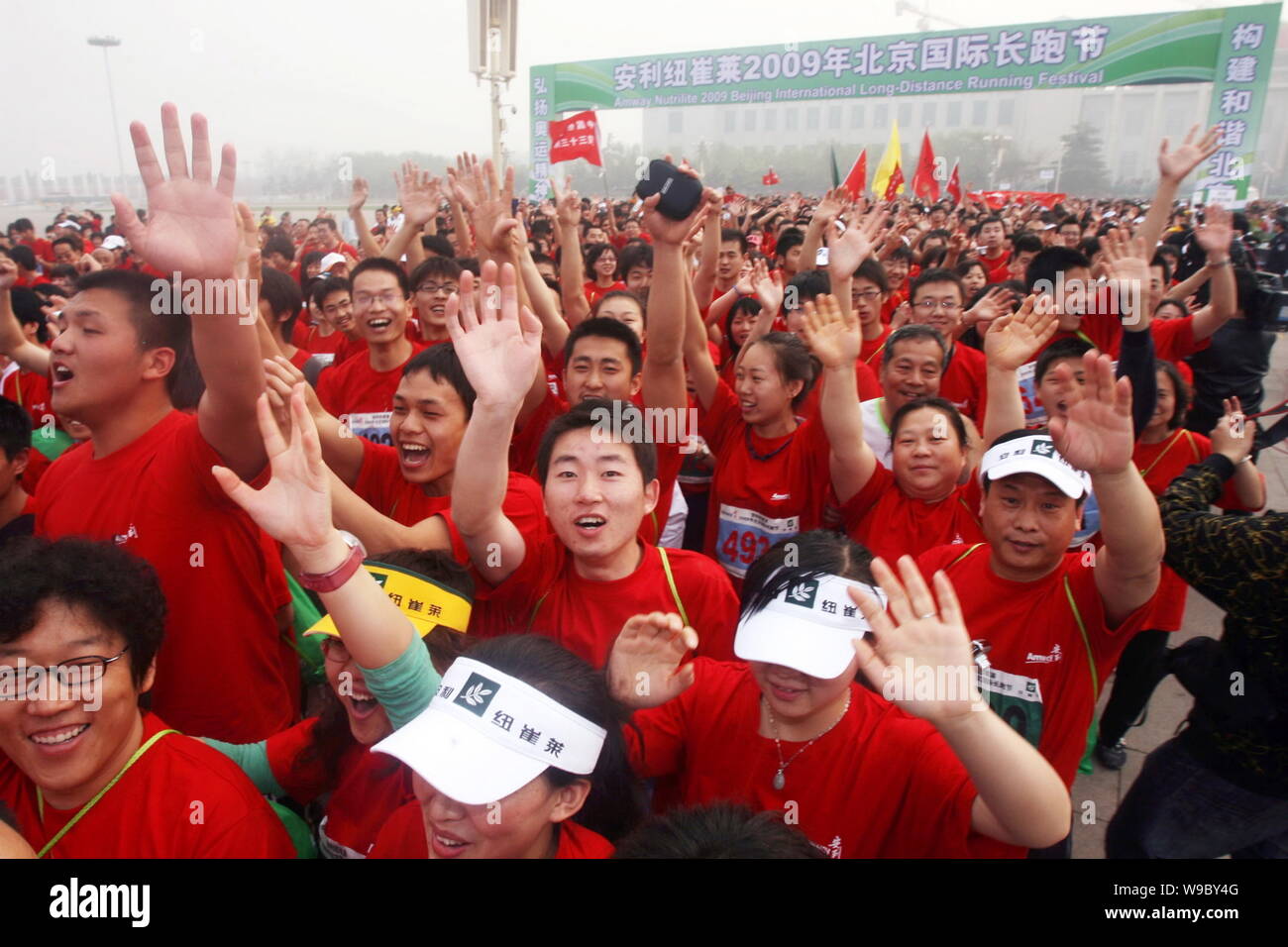 Die Teilnehmer beginnen Sie bei der Eröffnung des Beijing 2009 Internationale Langstreckenlauf Festival auf dem Platz des Himmlischen Friedens in Peking, China, Sonntag, 1. Stockfoto