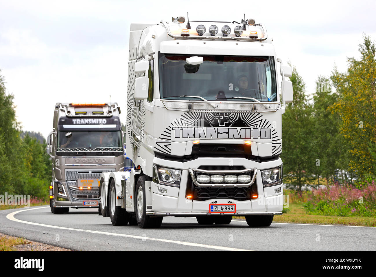 Lempaala, Finnland. August 8, 2019. Schwarze und weiße angepasste Renault Trucks T LKW- und Volvo FH von Transmito Oy im Konvoi zu Power Truck Show 2019. Stockfoto