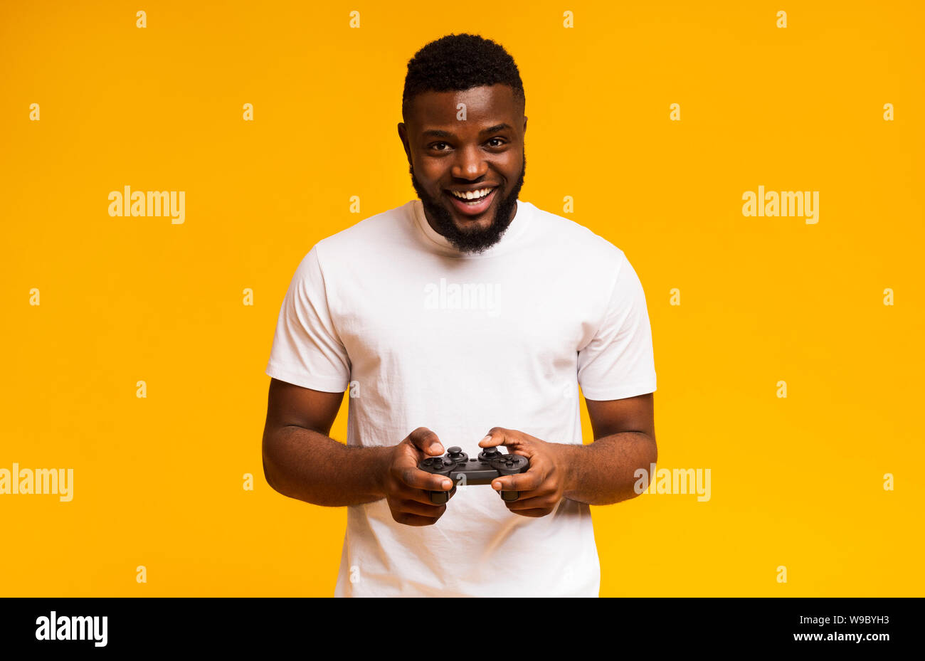 Happy african american man Videospiele mit Joystick Stockfoto