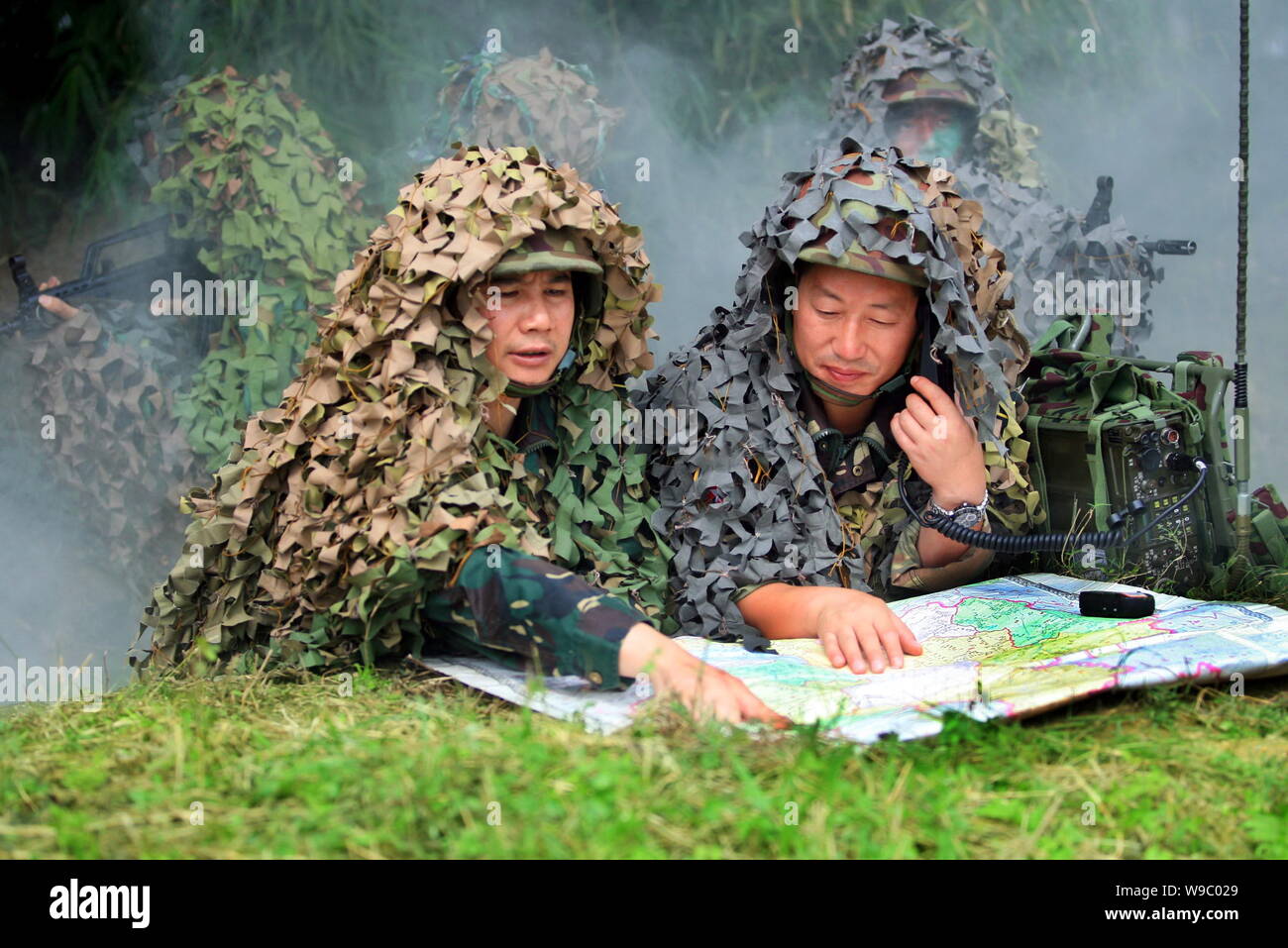 Chinesische PLA (Peoples Liberation Army) Kommandeure Blick auf die Landkarte und Anweisungen während eines militärischen Drill im Südwesten Chinas Provinz Sichuan, 24 Stockfoto