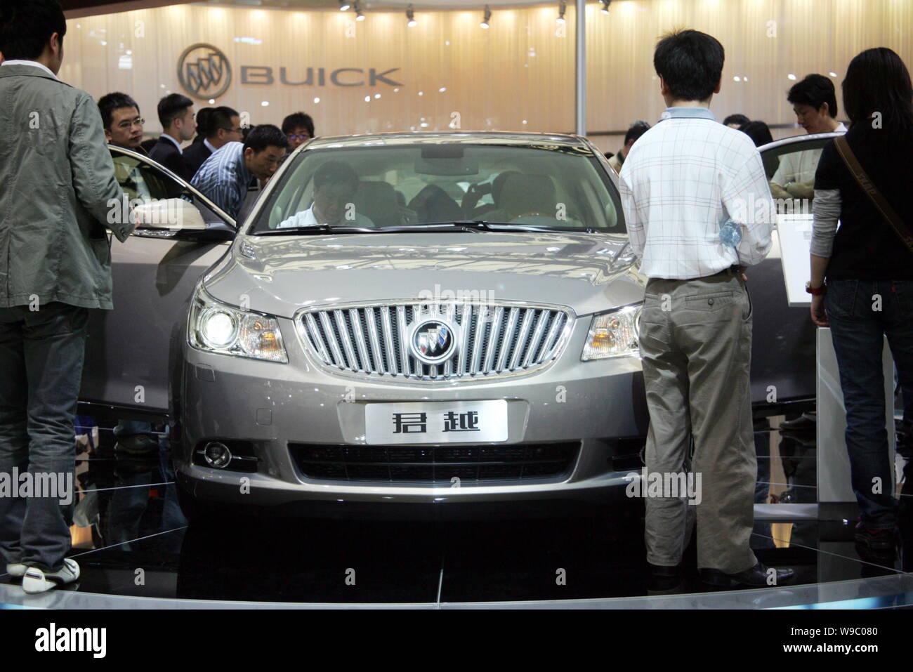 ---- Besucher betrachten einen Buick Regal, von Shanghai GM, das Joint Venture von General Motors und SAIC (Shanghai Automotive Industry C hergestellt Stockfoto