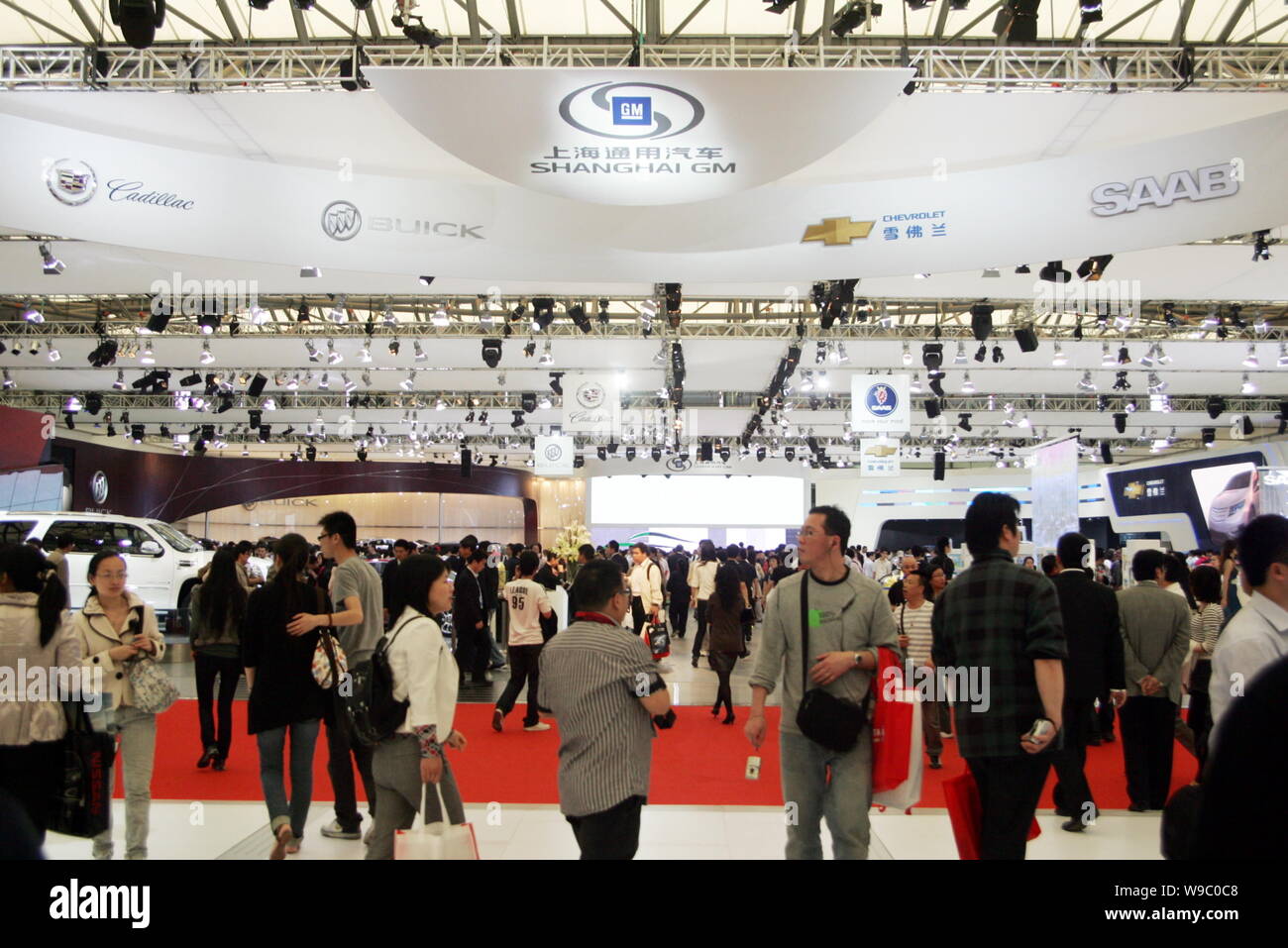 ---- Massen der Besucher sind auf dem Stand von Shanghai GM, das Joint Venture von General Motors und SAIC (Shanghai Automotive Industry Corporation gesehen Stockfoto
