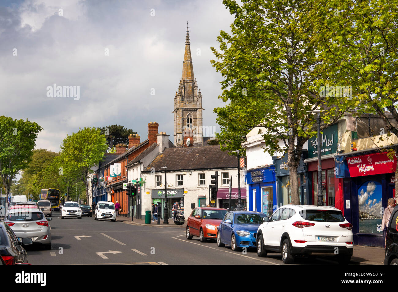 Irland, Co Dublin, Malahide, der Diamant, Dublin Road & der St. Sylvester's Kirche Stockfoto