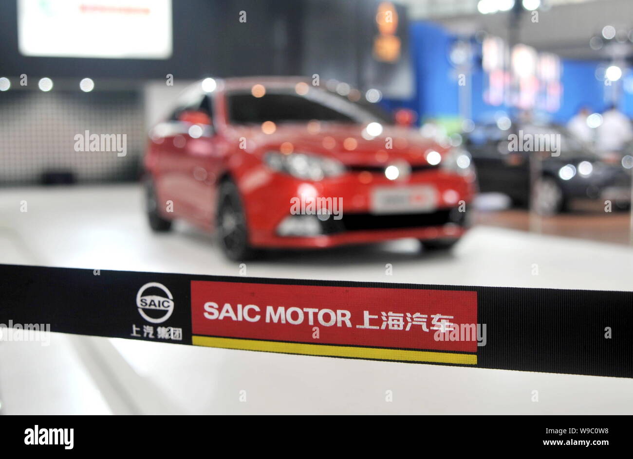 ---- Ein Auto ist auf dem Stand von SAIC Motor gesehen, die Auflistung der SAIC (Shanghai Automotive Industry Corporation (Gruppe)), während ein Stockfoto