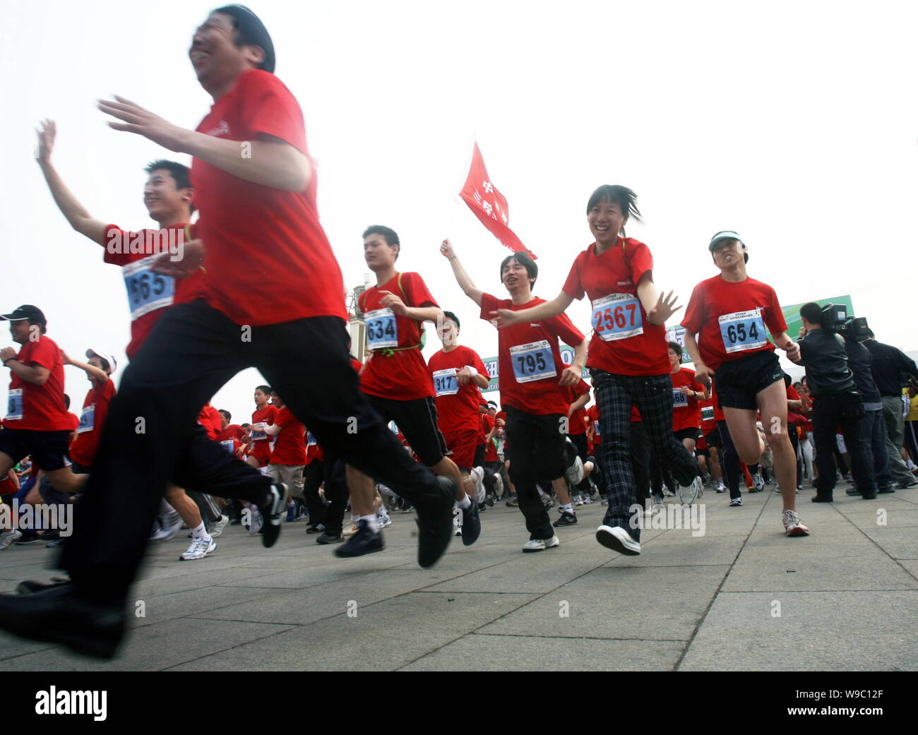 Die Teilnehmer beginnen Sie bei der Eröffnung des Beijing 2009 Internationale Langstreckenlauf Festival auf dem Platz des Himmlischen Friedens in Peking, China, Sonntag, 1. Stockfoto