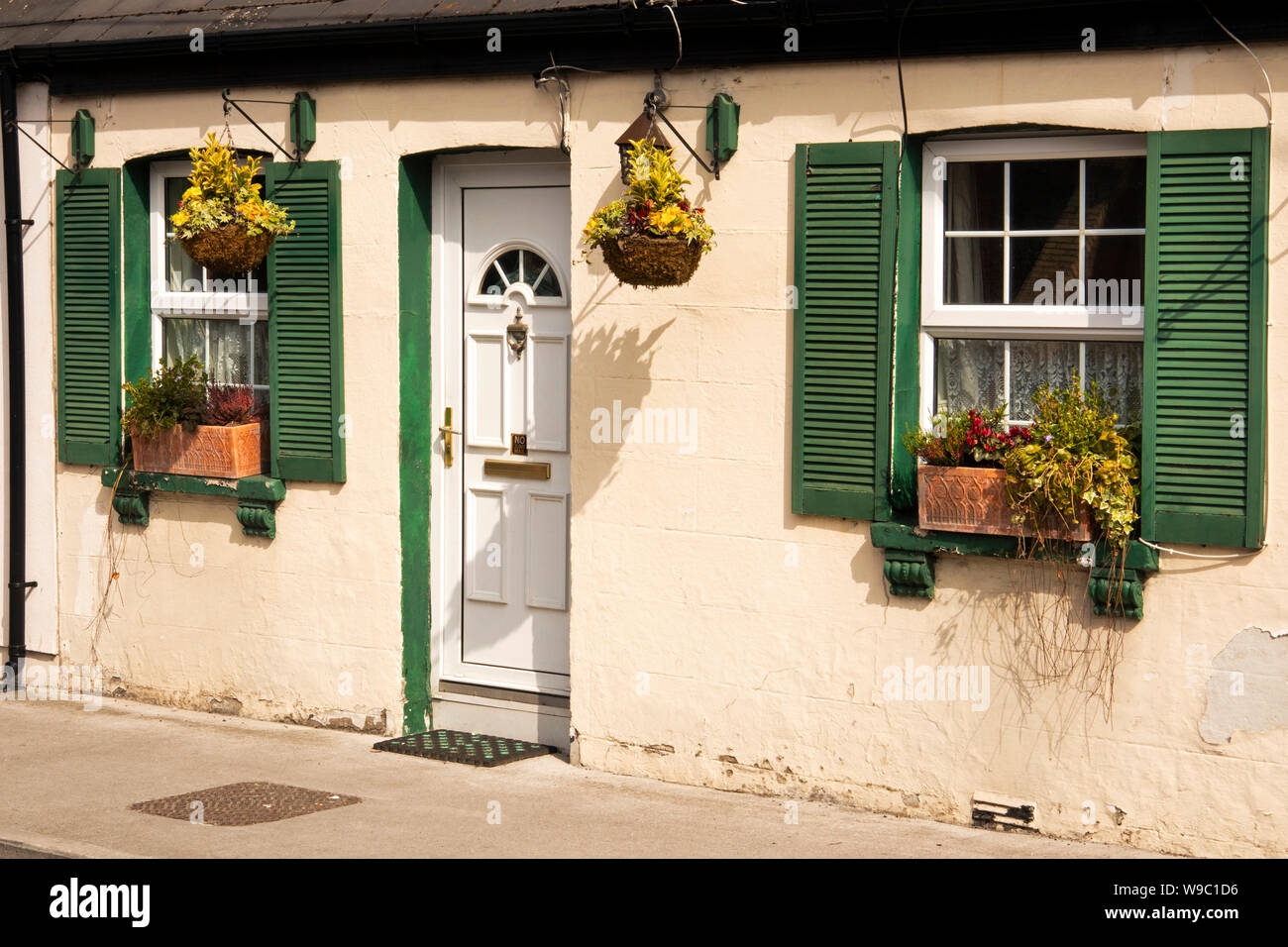 Irland, Co Dublin, Malahide, Strand Street, attraktiv vor kleinen, traditionellen Cottage Stockfoto