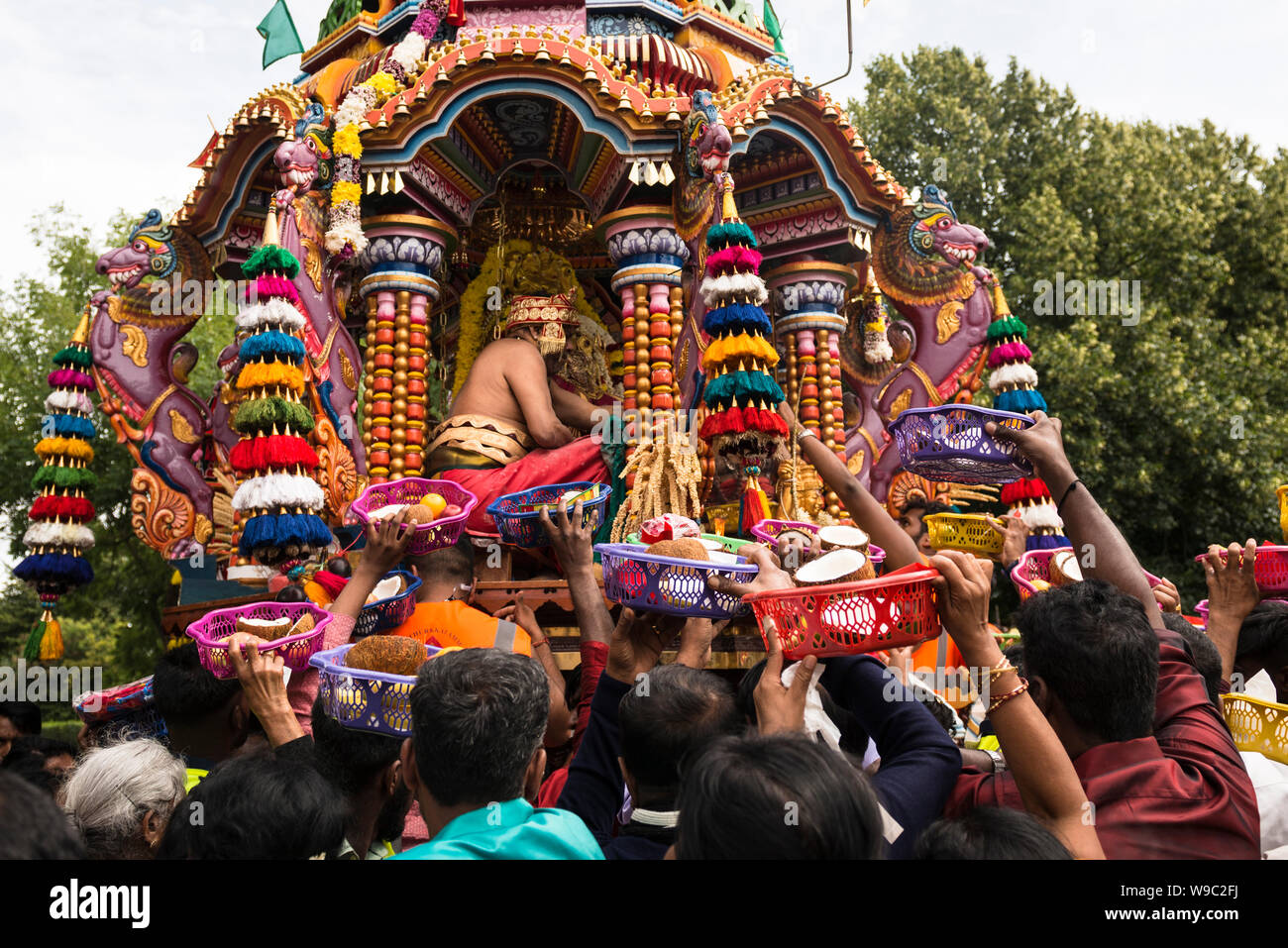 Anhänger mit Schalen von Obst zu den Gottheiten während der tamilischen Chariot Festival, eine jährliche Hindu öffentlichen Prozession in West Ealing, London Stockfoto