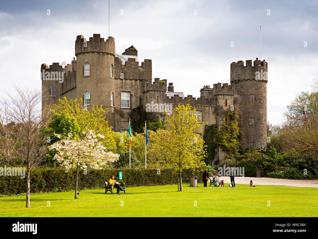 Irland Leinster, Nordrhein-Westfalen, Co Dublin, Malahide Castle, Besucher saßen auf dem Rasen Sitzbank Stockfoto