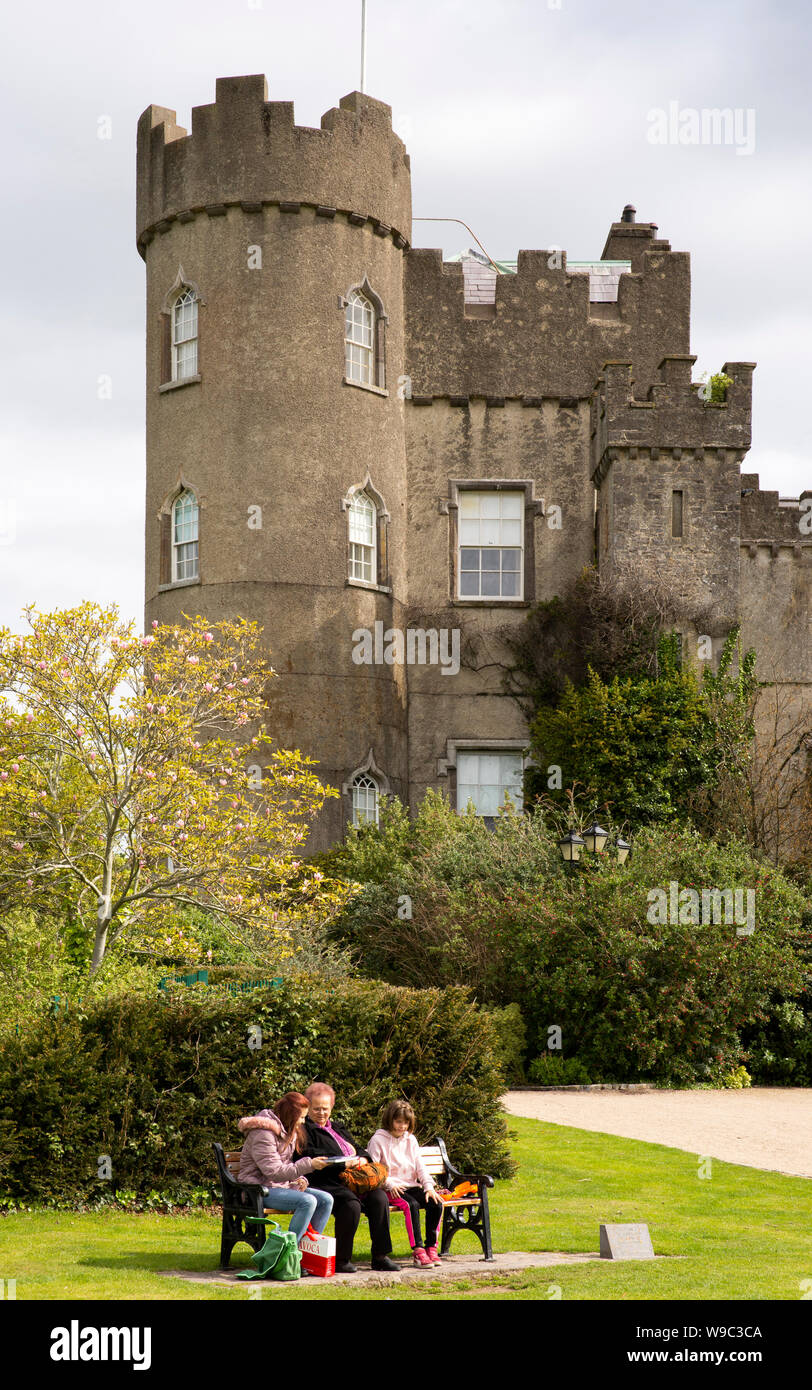 Irland Leinster, Nordrhein-Westfalen, Co Dublin, Malahide Castle, Besucher saßen auf dem Rasen Sitzbank Stockfoto