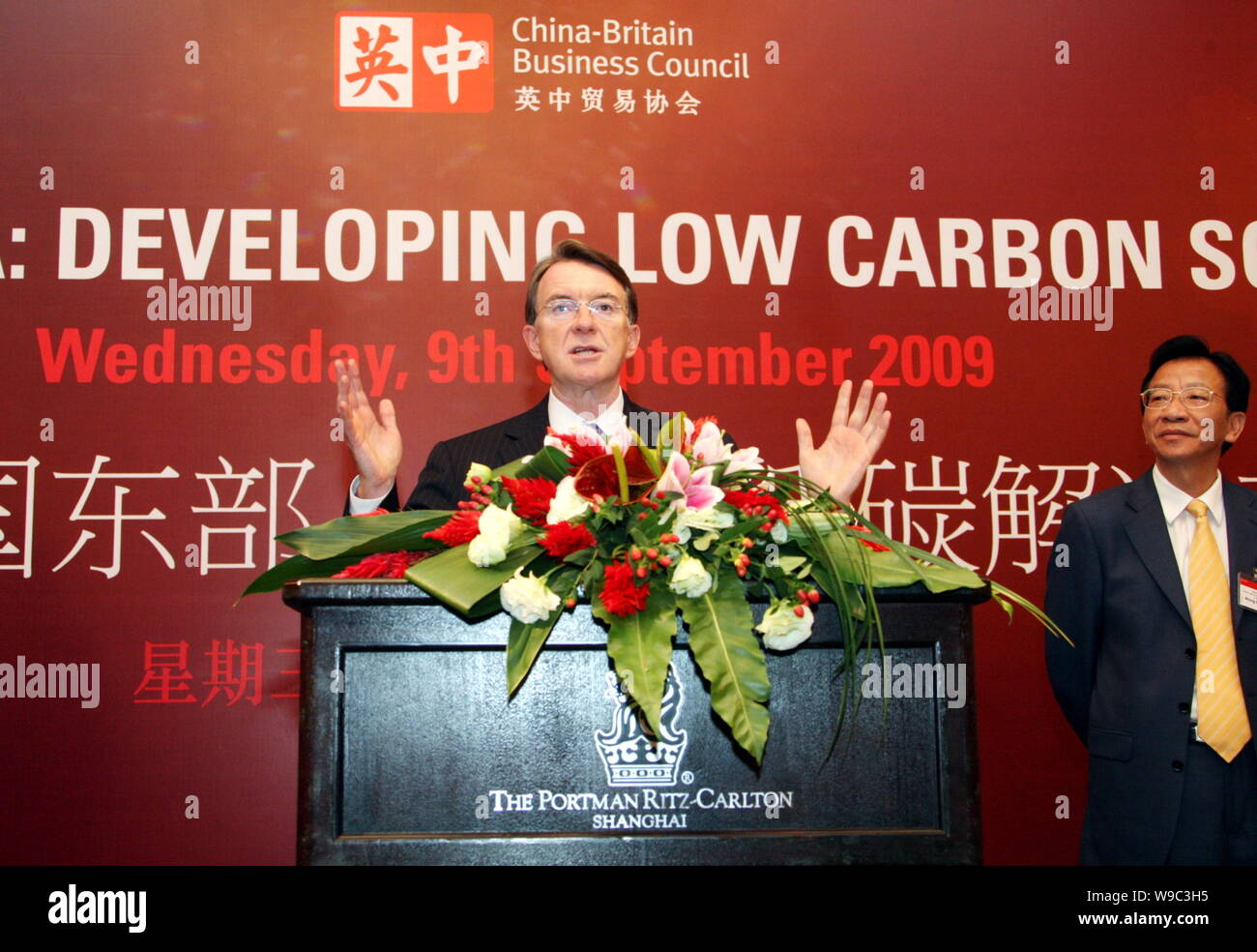 Der britische Wirtschaftsminister Peter Mandelson, Links, liefert eine Rede während einer Zeremonie für die Zusammenarbeit zwischen chinesischen und britischen Companie Stockfoto