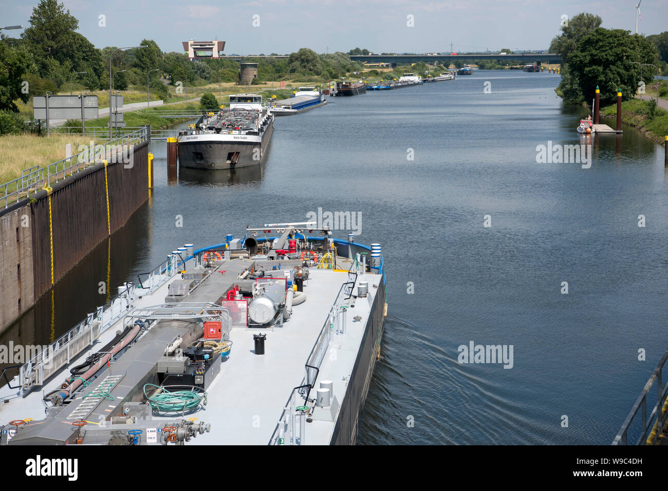 Deutschland, Duisburg, sterben Ruhrschleuse Duisburg bin Ruhrwehr ist die letzte Schleuse vor der Mündung der Ruhr in den Rhein, Schiff bei der Ausfahrt au Stockfoto