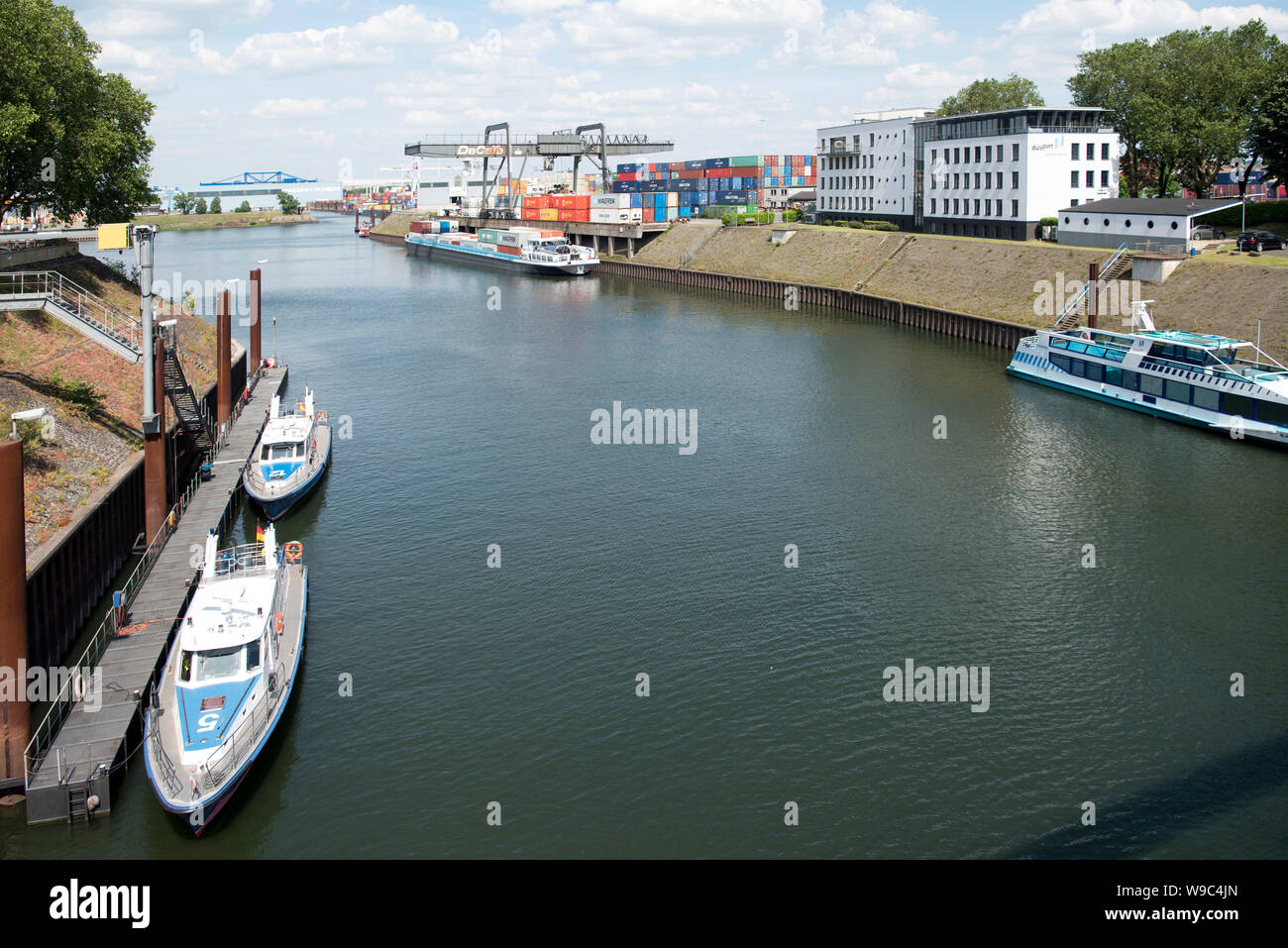 Deutschland, Duisburg, Einfahrt zum Hafen, rechts Duisburger Hafenverwaltung Stockfoto