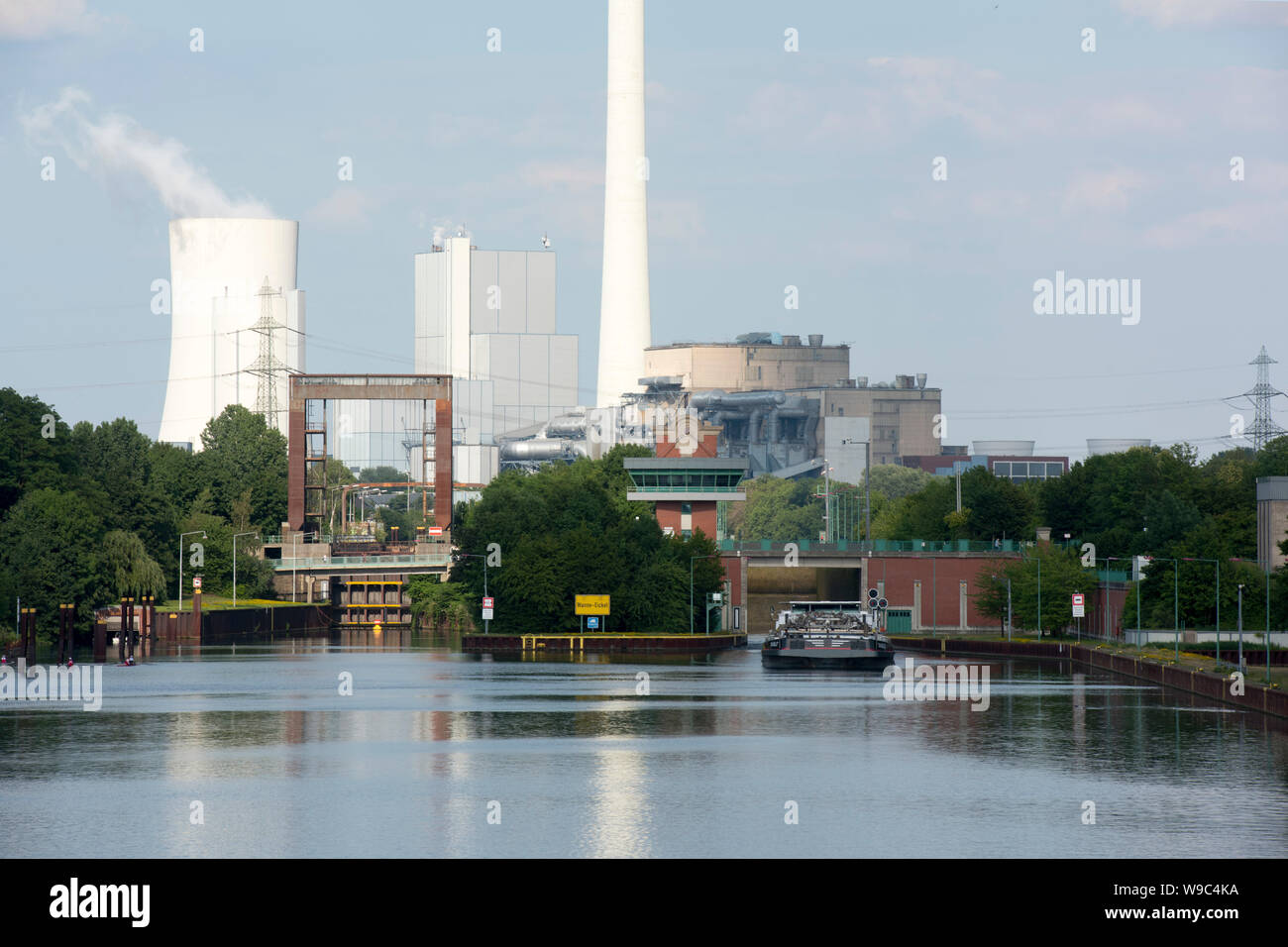 Deutschland, Ruhrgebiet, Wanne-Eickel, Schleuse Herne criechinger am Rhein-Herne-Kanal, im Hintergrund das steag Kraftwerk Herne Stockfoto