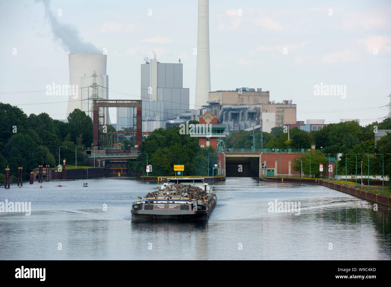 Deutschland, Ruhrgebiet, Wanne-Eickel, Schleuse Herne criechinger am Rhein-Herne-Kanal, im Hintergrund das steag Kraftwerk Herne Stockfoto