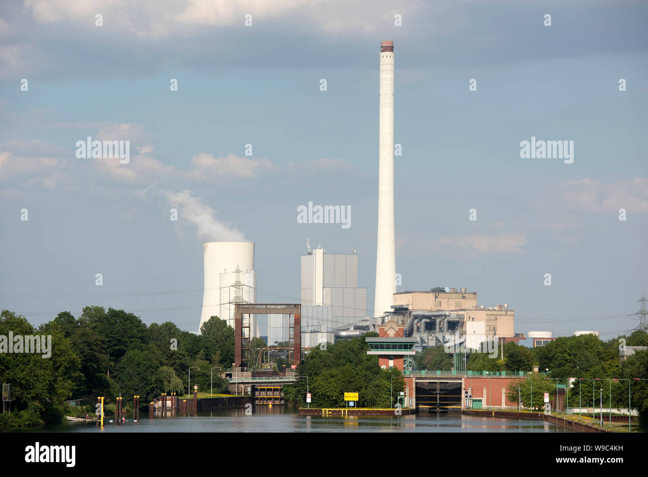 Deutschland, Ruhrgebiet, Wanne-Eickel, Schleuse Herne criechinger am Rhein-Herne-Kanal, im Hintergrund das steag Kraftwerk Herne Stockfoto