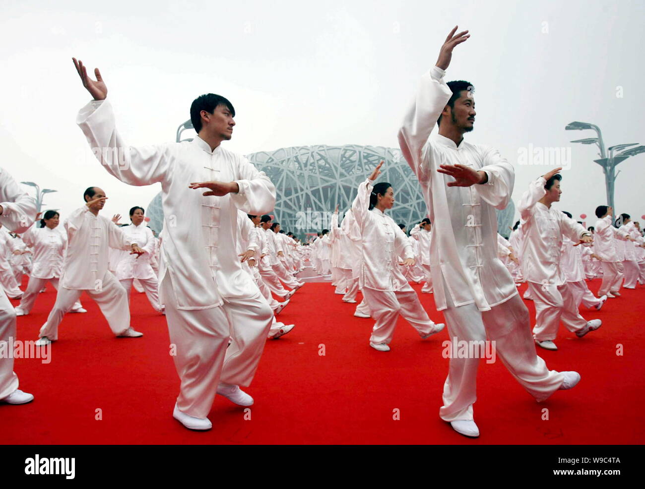 Über 34.000 Chinesen durchführen Schattenboxen vor der National Stadium, wie die Vögel Nest genannt, während einer Veranstaltung Kennzeichnung der Nationalen Fitne Stockfoto