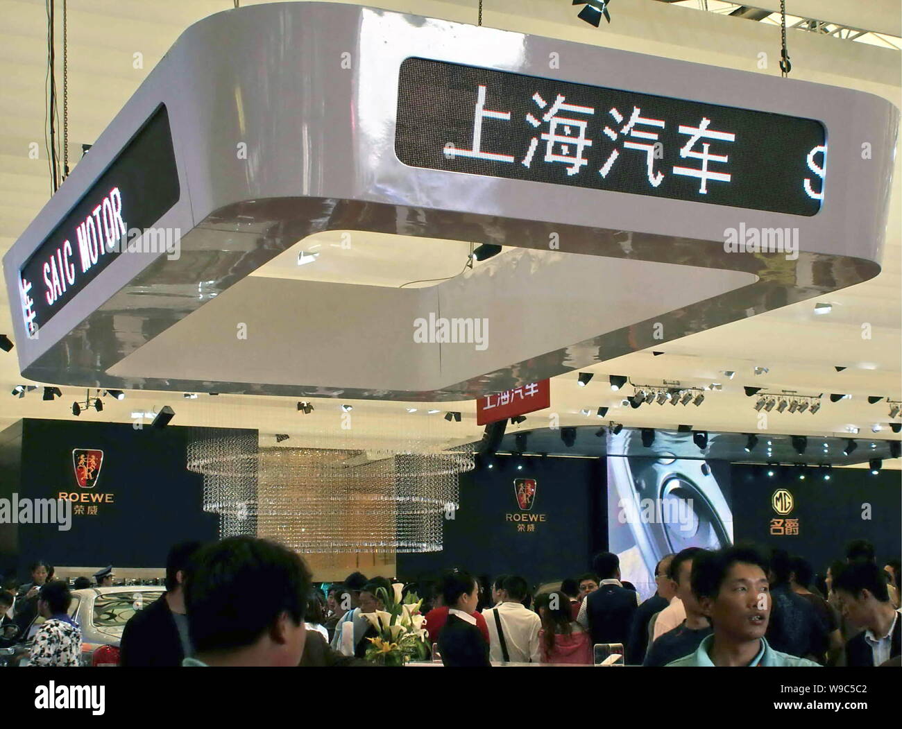 ---- Besucher sind auf dem Stand von SAIC (Shanghai Automotive Industry Corporation (Gruppe) während der Auto Shanghai 2009 in Shanghai, China, Ap gesehen Stockfoto
